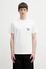 Remera blanca de manga corta Carhartt WIP, con cuello redondo y un bolsillo en el pecho que incluye un bordado con el nombre de la marca en tipografía cursiva.