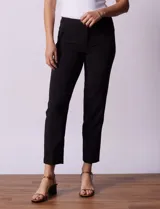 Pantalón de vestir corte recto, largo al tobillo, color blanco. Pretina con broche interno y cierre. Delantera con bolsillos.