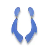 Aros colgantes de acrílico color celeste con forma abstracta.