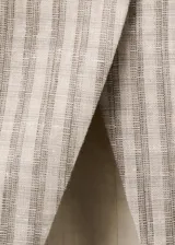 Top Felix de diseño entallado y escote palabra de honor, confeccionado con estampado de cuadros. Cuenta con cierre delantero con botones, sin mangas y dos bolsillos de solapa laterales.
