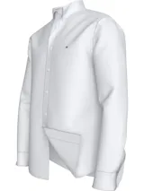 Camisa blanca de popelina de algodón con tecnología Flex que proporciona elasticidad en cuatro direcciones. Tiene cuello con botones, puños redondeados con botón y logo de Tommy Hilfiger bordado en el pecho.