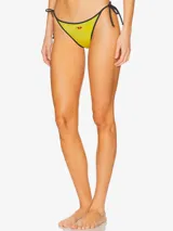 Conjunto de bikini Diesel con estampado marmoleado en tonos grises y negros. El corpiño es de corte triangular con tirantes finos y el logo de la marca en rojo. La bombacha es de corte clásico con lazos laterales y el logo de la marca en rojo.