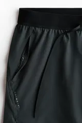 Short deportivo de doble capa con tecnología DryMove para absorción de sudor. Cuenta con una capa exterior de corte estándar con cintura elástica, cordón de ajuste, bolsillos laterales y aberturas en el bajo. Incluye una calza interior tipo biker con bolsillo lateral y un bucle trasero para accesorios.