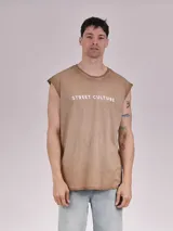 Musculosa de algodón color tostado con efecto desgastado, cuello redondo y estampa frontal con la frase 'STREET CULTURE' en color blanco.