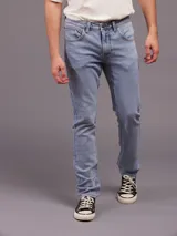 Jean de corte slim fit con cintura media, confeccionado en denim de tono azul claro con acabado lavado.