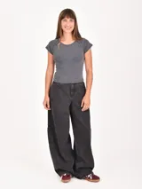 Remera de punto acanalado color rosado, de manga corta y cuello redondo.