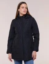 Campera larga de color azul marino con diseño capitoneado geométrico, capucha desmontable y cierre frontal completo. Cuenta con bolsillos laterales con cierre y ajuste en la cintura.