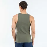 Musculosa de color verde militar, con diseño acanalado y corte ajustado al cuerpo.