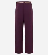 Pantalón wide leg de crepé color negro, de corte recto y tiro alto. Incluye pasadores en la cintura y un delicado cinto de cadena metálica con dije frontal.