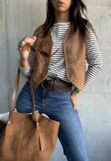 Remera de manga larga con diseño a rayas horizontales finas en tonos marrón y blanco, confeccionada en algodón.