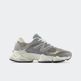 Championes urbanos New Balance modelo 9060, color gris con detalles en verde y blanco, confeccionados en gamuza y malla, con logo "N" característico en los laterales y entresuela con amortiguación ABZORB y SBS.