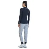 Remera de entrenamiento Under Armour de manga larga con cuello alto, confeccionada en tejido de doble capa con interior cepillado y exterior de secado rápido. Cuenta con paneles de malla en las axilas para ventilación y mangas raglán.