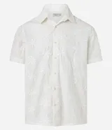 Camisa de hombre confeccionada en algodón, modelo comfort, color blanco con estampa bordada de flores. Posee cuello inglés, manga corta y abotonado delantero.