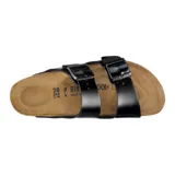 Sandalia Birkenstock modelo Arizona con dos correas ajustables de material sintético con acabado brillante tipo charol, plantilla anatómica de corcho y suela de goma.