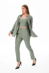 Camisa verde musgo de lino y viscosa, de corte relajado, con botones frontales y mangas largas.