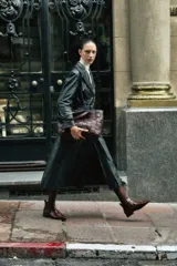 Bota tipo Chelsea de cuero vacuno con textura de efecto croco en color marrón oscuro. Presenta paneles elásticos laterales y una tira de ajuste en la parte posterior, con un taco bajo cuadrado.