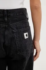 Jean de corte relajado y pernera ancha, confeccionado en denim de algodón con estampado animal print de serpiente en tono negro deslavado. Cuenta con diseño clásico de cinco bolsillos y trabillas para cinto.