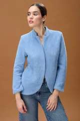 Blazer de tejido suave con acabado ligeramente afelpado, en color celeste. Presenta un diseño minimalista de corte entallado, cuello elevado y cierre frontal oculto.