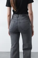 Jean elastizado de fit oxford color azul, con aplicaciones sutiles de strass distribuidas en el delantero y en la botamanga.