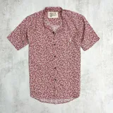 Camisa de hombre de manga corta con cuello mao y estampado floral en tonos rosa y blanco.