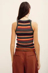Musculosa de punto ajustada con diseño a rayas horizontales en tonos negro, gris, naranja y fucsia.