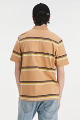 Polo de manga corta Levi's con diseño de rayas horizontales en tonos marrón, amarillo y blanco. Presenta cuello clásico, cierre frontal con dos botones y logo de la marca bordado en el pecho.