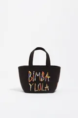 Bolso mini de diseño compacto confeccionado en nylon, con asa de mano y cierre de cremallera. Presenta el logo de la marca bordado en la parte frontal con hilos de colores.