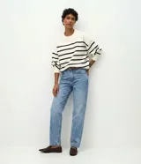 Pantalón de jean corte recto con cintura tradicional, bolsillos funcionales, trabillas para cinturón y cierre frontal con cremallera y botón. Confeccionado en tejido de algodón con un toque de elastano para mayor comodidad.