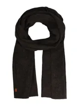 Bufanda de tejido de punto en color marrón chocolate, con textura suave y etiqueta pequeña de cuero sintético en el extremo inferior.