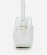 Cartera tipo camera bag pequeña, color marrón camel, de forma ovalada con superficie texturizada. Cuenta con correa ajustable larga, cierre principal con cremallera dorada y un pequeño bolsillo frontal con cremallera.