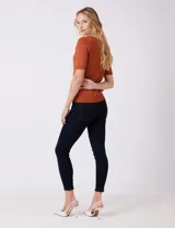 Buzo tejido marca Tahari, color verde, con cuello a la base, manga corta y diseño de ochos en el frente.