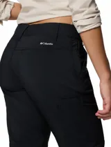 Pantalón de trekking Columbia modelo Silver Ridge Utility, color negro, con diseño convertible en shorts mediante cremalleras en las perneras, bolsillos laterales y traseros, y protección solar FPU 50.