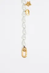 Collar de perlas blancas con cierre de mosquetón dorado y colgantes de charms esmaltados con forma de ojo turco, tigre, flor rosa, rana, leopardo, durazno, flor dorada y elefante azul.