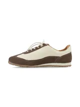 Zapatillas de inspiración running confeccionadas en una combinación de cuero graneado crudo y cuero nobuck marrón, con cierre de cordones y suela bicolor.