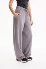 Pantalón deportivo estilo wide leg sin friza, con cintura elastizada y cordón ajustable.