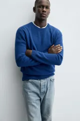 Jersey azul de punto con cuello redondo y manga larga. Tejido en mezcla de lana y acabado en rib.