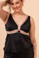 Camiseta tankini negra con escote en V, vivos blancos en contraste y aplique de aro metálico en el cinto. Incluye bolsillo interno en el busto para colocar copa removible o prótesis externa.