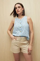 Short color marrón con cinturón, de corte recto y bolsillos delanteros y traseros.