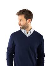 Sweater de punto con escote en V, manga larga y calce clásico. Confeccionado en un hilado suave y ligeramente elastizado.