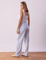 Pantalón de lino de la marca Marissa Olivia, con pretina ancha elastizada y lazo de ajuste. Diseño a rayas verticales en blanco, rojo y azul. Cuenta con bolsillos inclinados en la parte delantera.