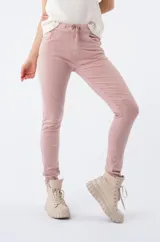 Pantalón de calce ajustado color rosa, súper elastizado, con pretina elastizada y cinturón de lazo.
