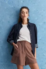 Short de tiro alto color marrón, con silueta relajada, bolsillos delanteros aplicados de gran tamaño, bolsillos traseros y cintura con presillas.