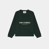 Suéter de punto grueso color verde oscuro, con corte relajado y ligeramente corto. Presenta el logo de la marca Eme Studios y la frase 'curated by ben ice' en el frente, realizados con técnica jacquard.