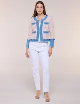 Chaqueta de tweed multicolor con textura tramada y detalles de denim deshilachado en la solapa, bolsillos y puños. Cuenta con escote redondo, frente abierto y bolsillos frontales.