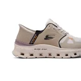 Championes deportivos Skechers Slip-ins con tecnología Glide-Step Pro. Presentan una parte superior de tejido de punto técnico en tonos beige y crema, con cordones elásticos y plantilla Air-Cooled Memory Foam. La entresuela cuenta con diseño geométrico y tecnología Heel Pillow para mayor comodidad.