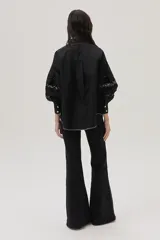 Camisa blanca de popelina con calce recto y mangas largas con galones de motivos florales.