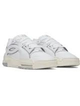 Championes Under Armour modelo HB LO, inspirados en el baloncesto, de color blanco con detalles en gris claro y suela de goma estructurada.