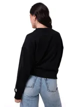 Buzo negro Cat de corte relajado, con cuello redondo y mangas largas. Presenta un pequeño gráfico estampado y bordado en el pecho, y una etiqueta con el logo de la marca en el puño.
