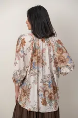 Camisa estampada de algodón y lino, con cuello en V, mangas anchas y puños con elástico.