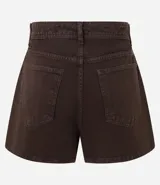 Short pollera de sarga color beige, con diseño de tiro medio, trabillas en la cintura, bolsillos laterales y cierre frontal con botón y cremallera.